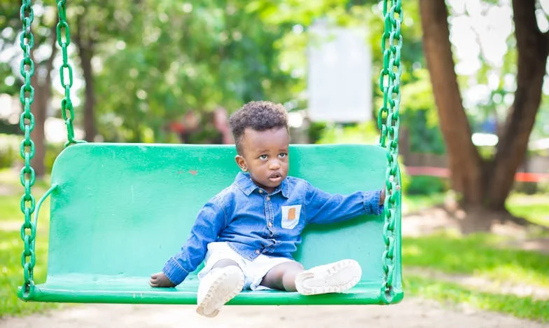 "Grandir Séparés : Les Enfants Adultes Devraient-Ils Vivre Près de Leurs Parents ?"