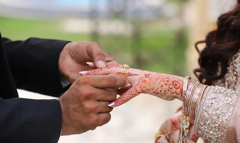 "Marié en Secret à l'Étranger et Caché : Les Parents Écartés du Mariage. Jacques a Expliqué Cela pour Éviter les Drames Familiaux"